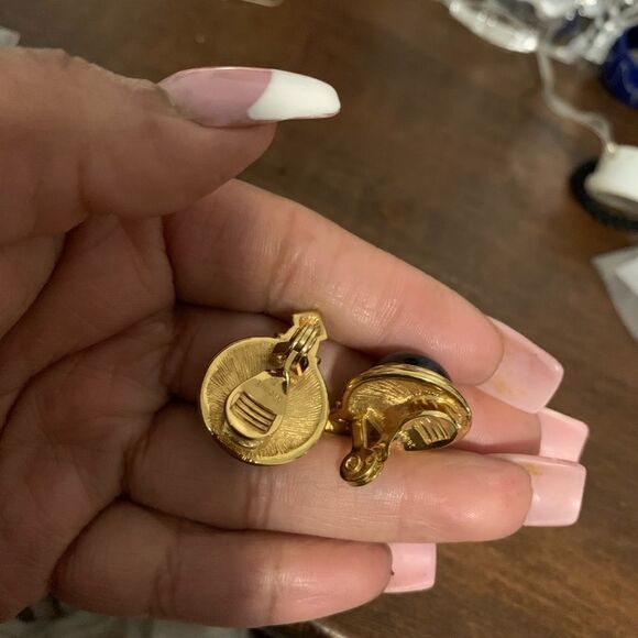 VINTAGE MONET CLIP EARRINGS GOLDTONE AND ENAMEL - Picture 2 of 2